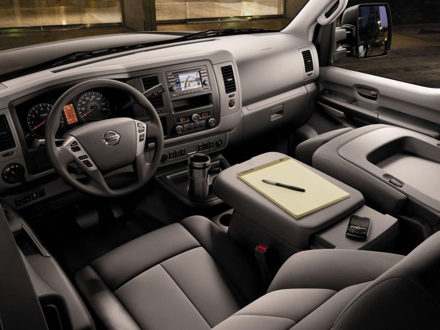  Nissan NV3500 HD Passenger Van 2011 года  (фото 6 из 8)